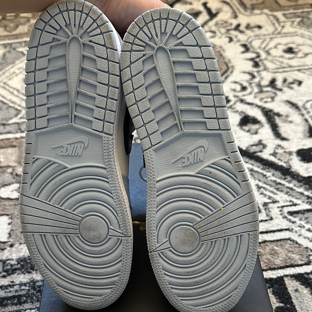 EUC Jordan 1 Mid Sneakers - Size 3Y - Picture 6 of 14